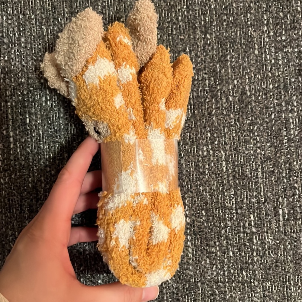 Giraffe Fuzzy Socks - Picture 2 of 3